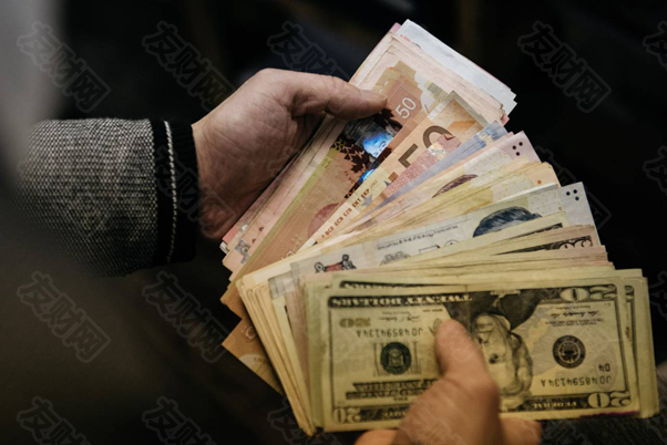 macro markets巨汇：随着各国央行考虑或实现近期加息 新兴市场货币可能会在第四季度走强-第1张图片-Macro Global Markets巨汇